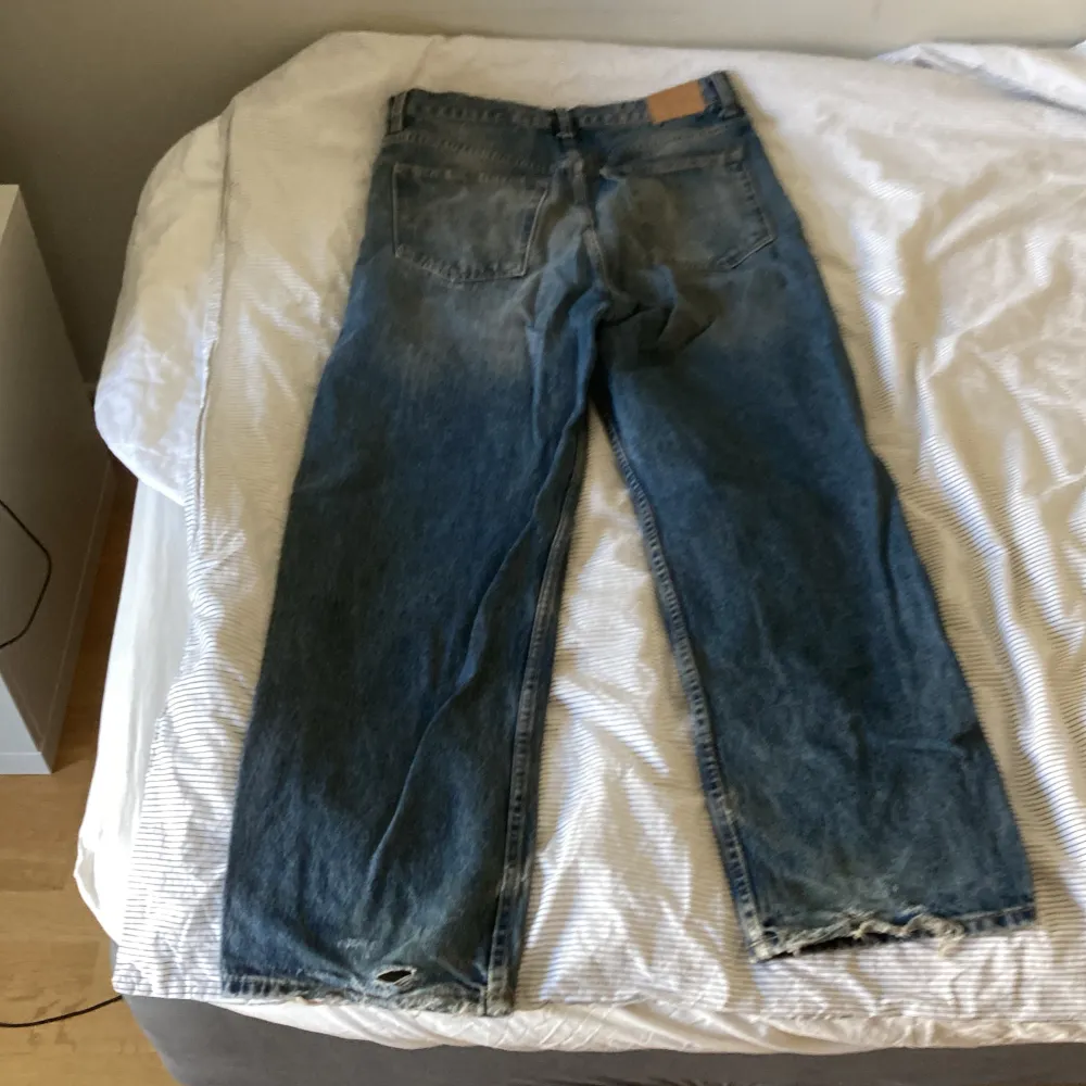 Skitsnygga baggy jeans från weekday. Snygg wash och perfekt baggy passform. Har modellen ”galaxy loose” Köpta för 600kr. Jeans & Byxor.