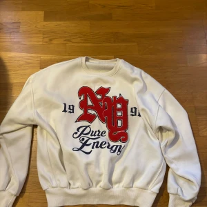 Sweatshirt - Använder aldrig tröjan längre, säljer billigt 