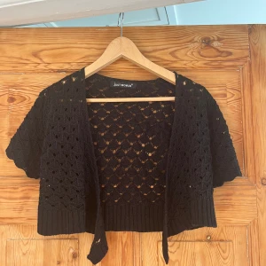 Svart bolero  - Virkad bolero, superbra skick- aldrig använd! 🍒🤞🏼går att knyta också! 