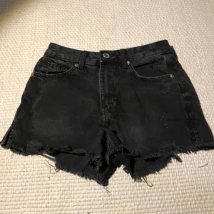 Svarta jeans - Ett par svarta shorts med bra skick 💗
