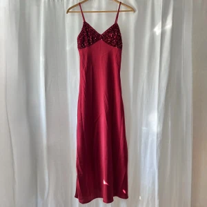 Röd långklänning - Röd långklänning med paljetter. Dragkedja på sidan. Jag är 176 cm 💕