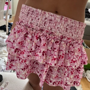 Blommig volangkjol  - Så somrig och fin kjol 🌸skriv om ni är intresserade eller har frågor.