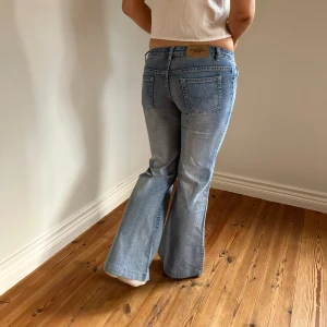 Lågmidjade jeans - Midjemått(rätt över): 35 Innerbenslängd: 75 Modellen är: 168  Skriv om ni har några frågor💗//Perfectjeans