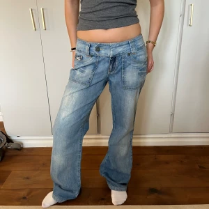 Lågmidjade jeans - Midjemått(rätt över): 39 Innerbenslängd: 79 Modellen är: 168  (Lite stora på mig)  Skriv om ni har några frågor💗//Perfectjeans