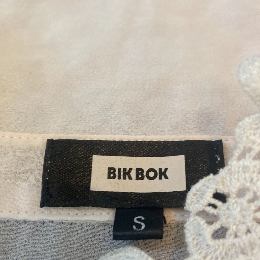 Jätte snygg rosa blus topp i strl S från Bikbok. Den är detajerad med broderi detaljer och är super fin. Den är genomskinlig men inga fläckar syns. Blusar.