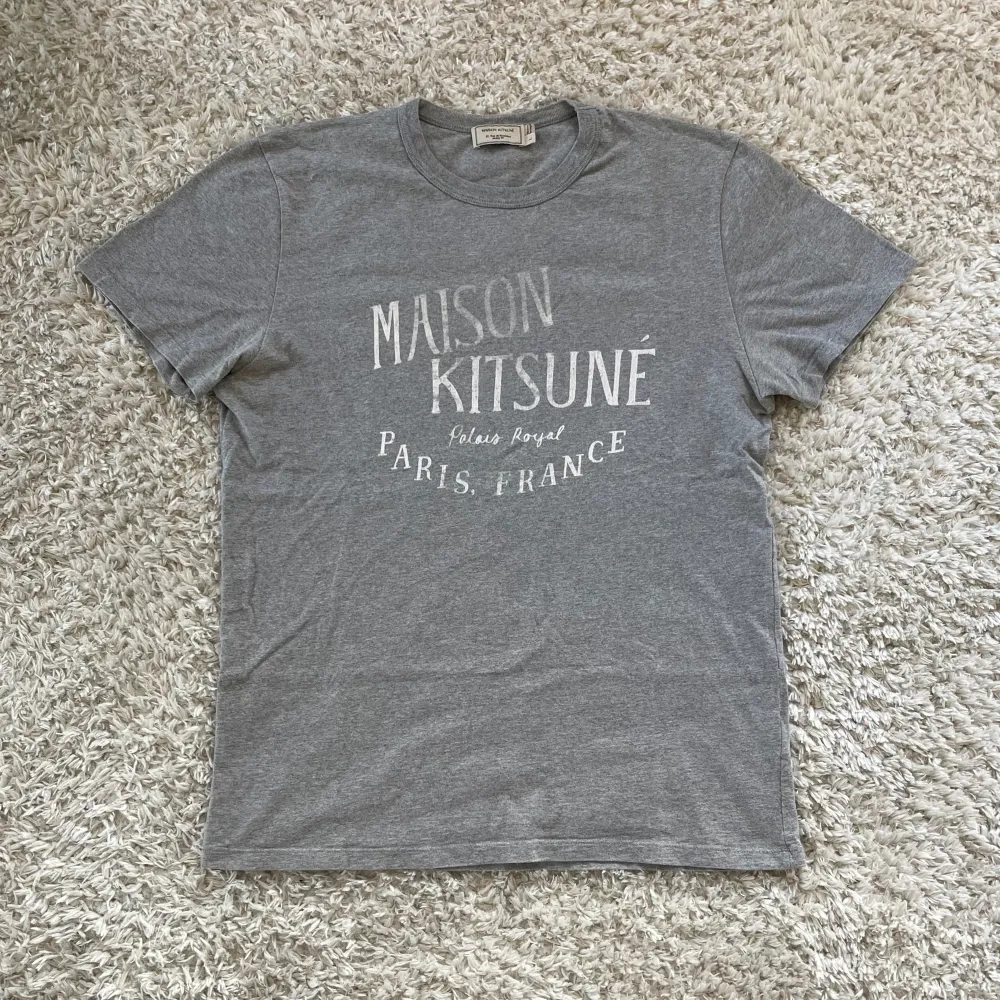 ‼️VI TAR EJ BYTEN‼️ Maison Kitsune Paris T-Shirt | Skick: 8,5/10 | Storlek L (TTS) | Fraktar inom 24H efter köp, på köparens bekostnad 📦 | Hör av dig vid minsta fråga eller fundering 💭. T-shirts.