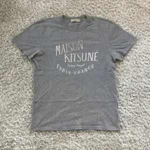 ‼️VI TAR EJ BYTEN‼️ Maison Kitsune Paris T-Shirt | Skick: 8,5/10 | Storlek L (TTS) | Fraktar inom 24H efter köp, på köparens bekostnad 📦 | Hör av dig vid minsta fråga eller fundering 💭