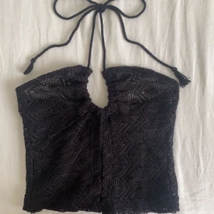 Somrig topp - Säljer denna jättefina halter-toppen från Pull & Bear då den är för liten för mig, superfin inför sommaren!