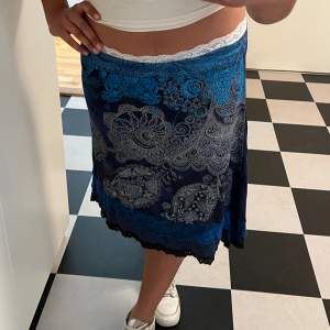 Mörkblå kjol med snyggt mönster hittad second hand!🌀🧿hoppas den kan komma till användning för någon annan🤍står att den är storlek L men skulle säga att den även passar s och m då den är töjbar! 