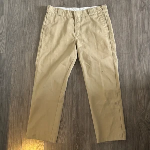 Carhartt chinos  - Vintage carhartt chinos. Bra skick förutom fläckar på byxbenet. Skriv för frågor eller mått.