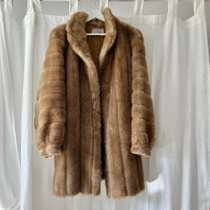 Pälskappa - Vintage lång faux pälskappa från Tyber Accara. Längd från axel: ca 87 cm. Armlängd från armhåla: ca 45 cm. Står ingen storlek men den sitter oversized på mig som har storlek M. Jag är 176 cm 💕