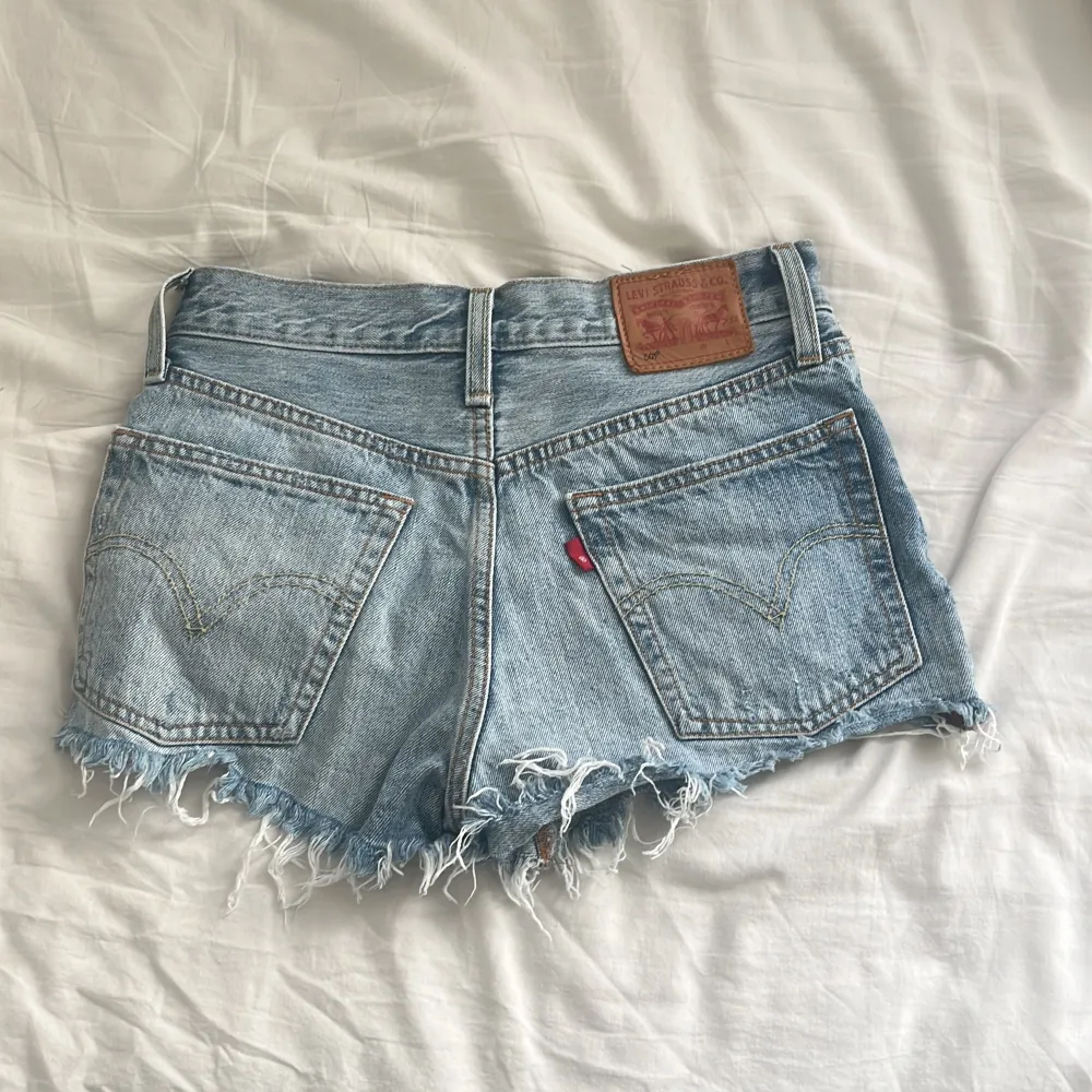 Dessa shorts är i storlek W24, dem är från Levis. . Shorts.