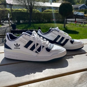 Adidas forum low - Mörkblå låga adidas forum. Använda men rena och superfräscha!