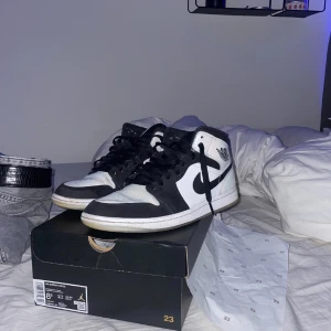 Jordan 1 mid diamond - Säljer dessa jordans då dem bara är hemma och används inte längre. Köptes i augusti på foot locker och kvitto och original box finns. Hör av dig för mer.