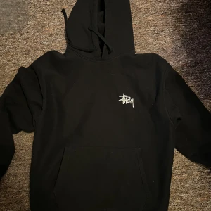 Stussy hoodie - Säljer denna skitsnygga stussy hoodien som är oversized. Köptes på officiella stussy hemsidan. Hör av dig för fler frågor, bilder och kvitton. Klistermärken och allt medföljs. Cond 10/10. Priset kan diskuteras.