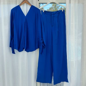 Blått set - Aldrig använt detta setet. Det är från zara väldigt fint och lyxigt! Byxa är S tröja  M