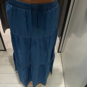 Långkjol - Säljer denna så fina långkjolen, andvänder endast en gång💕