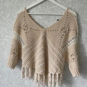 Tröja - Så snygg och unik stickad/virkad topp i nyskick från Zara! Den har trekvarts ärmar och är i storlek M men passar även XS och S beroende på hur man vill ha den🫶🏼