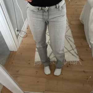 gråa low waist jeans - Ett par ljusgrå low waist jeans ifrån gina tricot, fint skick 💕