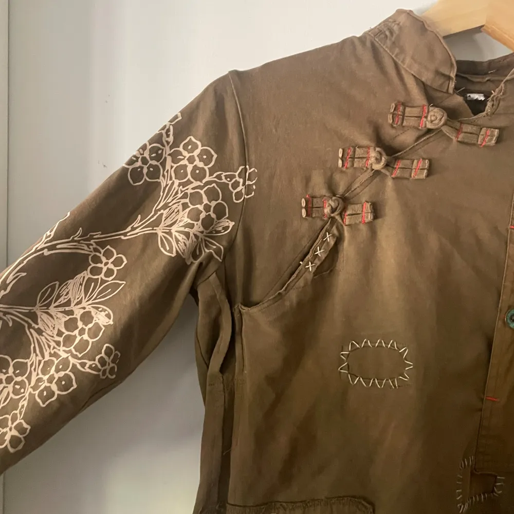 Lois arcive shirt with intricate details, embroidery and prints. T-shirts.