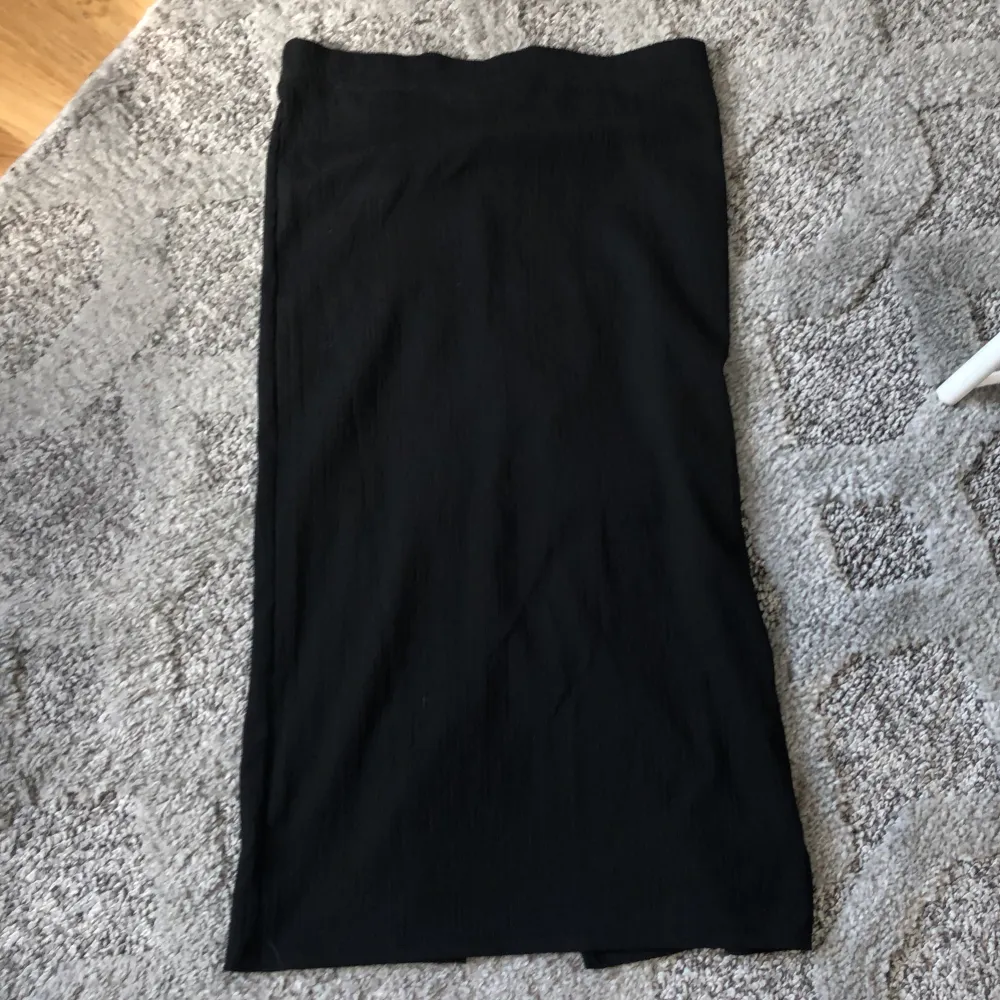 Jätte fin svart kjol från lager 157! Säljer då den är för stor i midjan.. Kjolar.