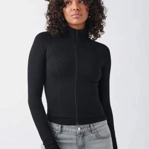 Super snygg och bekväm zip up tröja från Gina tricot! Helt oanvänd💗sitter perfekt och man får en så fin figur i den!