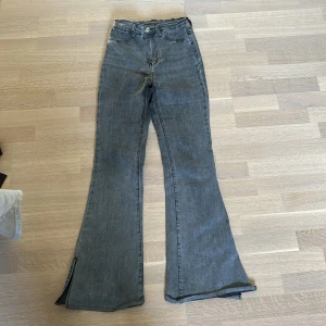 Gråa jeans - Bootcut jeans, gråa, storlek: W26,L32