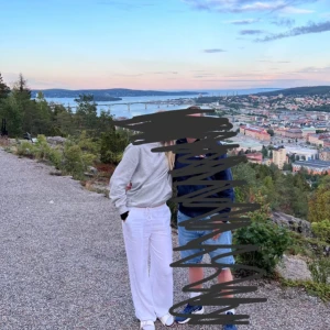 Linnebyxor VIT - Vita linnebyxor i bra skick. Använda en sommar och är nu försmå där av säljer jag dom.  Köpare står för frakt  Pris kan diskuteras 