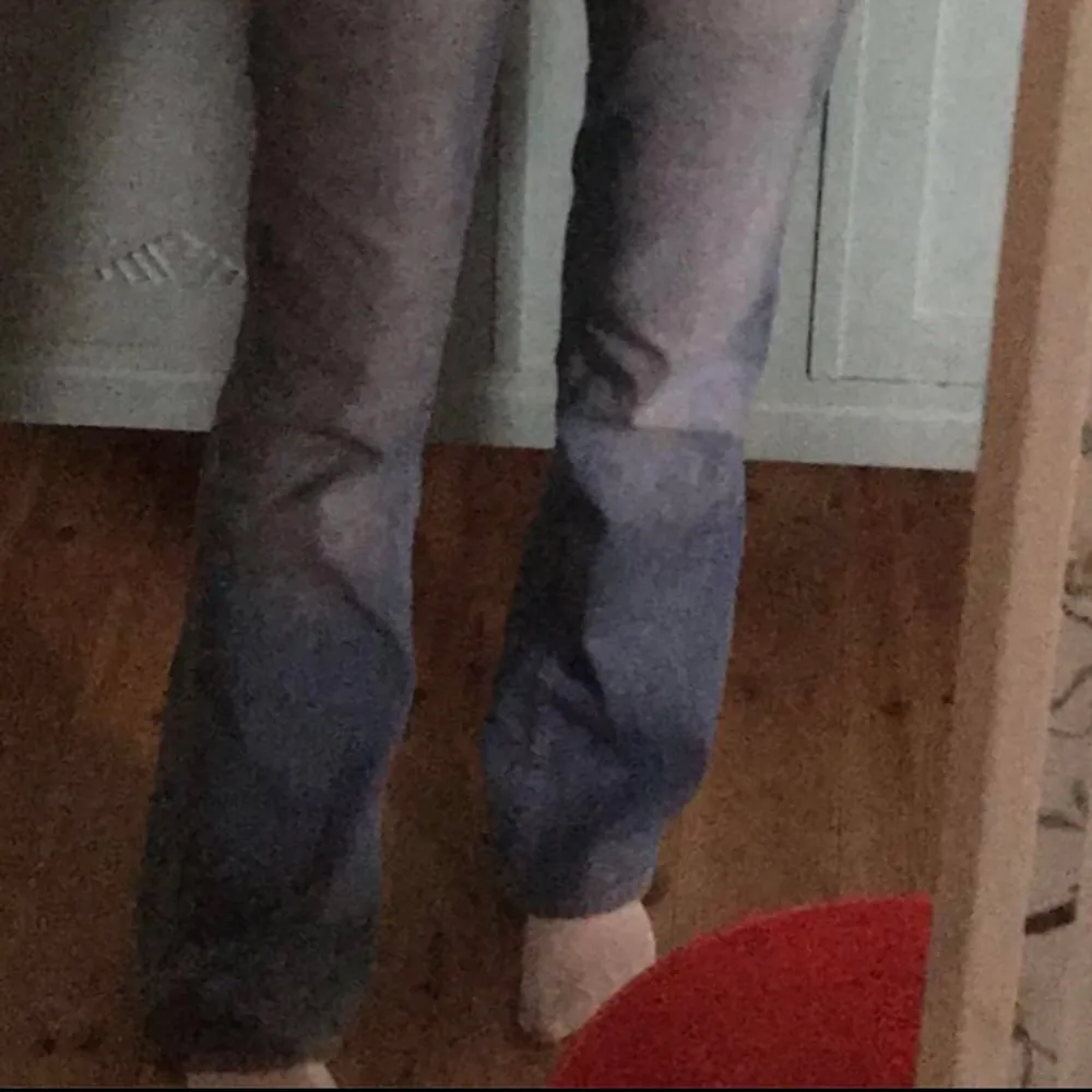Lågmidjade ljusblå bootcut jeans, märke fcuk. 38cm midjemått, grenhöjd 18cm, 83cm innerbenslängd (jag är 172cm) 25cm över låret. Jeans & Byxor.