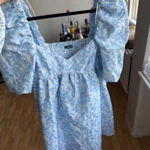 Klänning  - Super söt klänning passande nu till sommaren.  Storlek 38 men passar även 36 Har fickor på sidorna som inte syns men som är väldigt praktiskt 