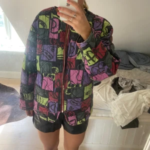 Färgglad jacka - Säljer denna supercoola jacka från okänt märke. Är hel på utsidan men kan skicka bild på några små sömmar/hål på insidan. 