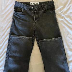 Tjena, säljer dessa snygga jeans. De är av märket Karve och köpta på Carlings. De är i gott skick. Använts några månader,  men inga mycket större spår av användning. Jeans Fit-Reg  Straight. Inga djur hemma🐾 Kontakta gärna vid frågor eller liknande!