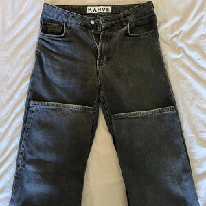 Karve, Carlings Jeans - Tjena, säljer dessa snygga jeans. De är av märket Karve och köpta på Carlings. De är i gott skick. Använts några månader,  men inga mycket större spår av användning. Jeans Fit-Reg  Straight. Inga djur hemma🐾 Kontakta gärna vid frågor eller liknande!