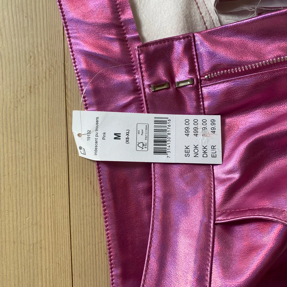 Säljer dessa oanvända metalliska byxorna i rosa från Gina. Perfekt för temafester🪩🪩💅 köpte för 500kr. Jeans & Byxor.