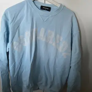 Jag säljer denna ljusblåa dsquared 2 tröja som jag köpte för ungefär 2 år sedan på thernlunds. Den är i bra skick och har mest hängt i garderoben över de senaste året.