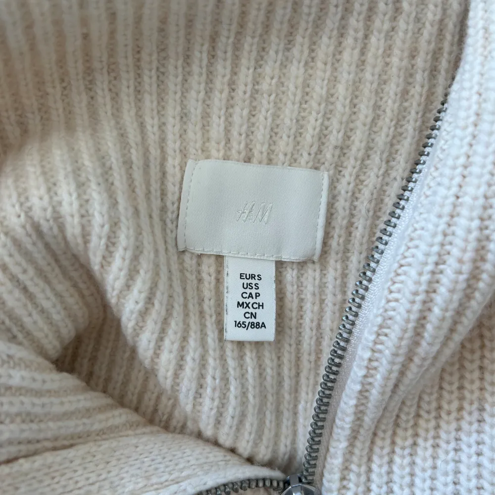 Härlig creme vit tröja från H&M med dragkedja. Super mysig och härlig. Använd en del men definitivt i gott skick. . Stickat.