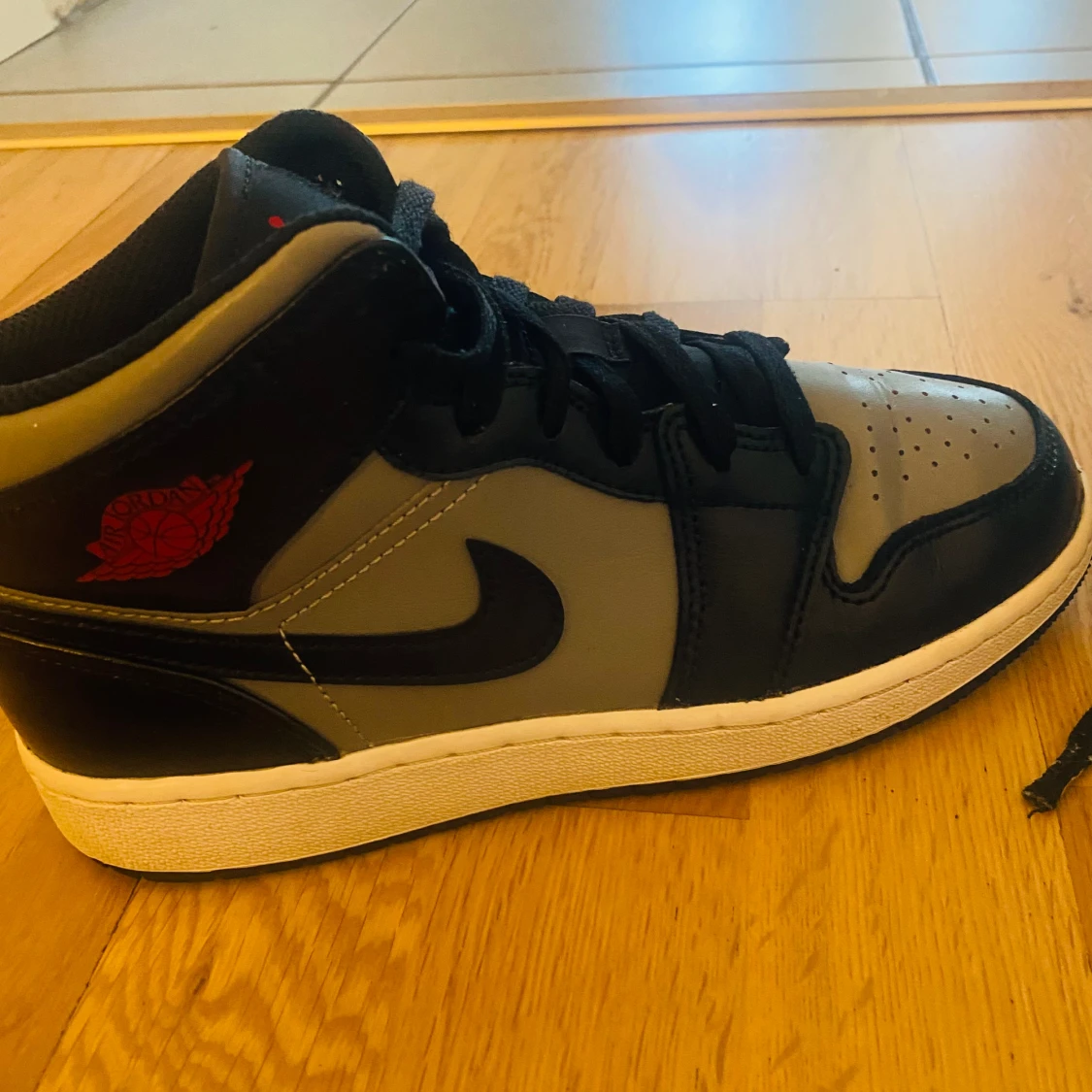 Jag säljer mina Nike Jordan skor för att jag använder inte dom längre. - 91
