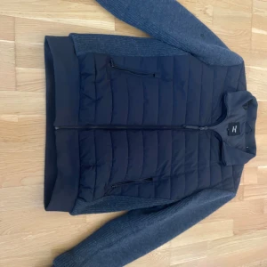 Cardigan/jacka super dry  - Jag säljer denna supersnygga cardigan från superdry. Väldigt bra skick 9/10 och endast använd två gånger. Köpt för 1800 och säljer nu denna för 600kr. Snabb affär kan, kan pris diskuteras. Hör av vid frågor
