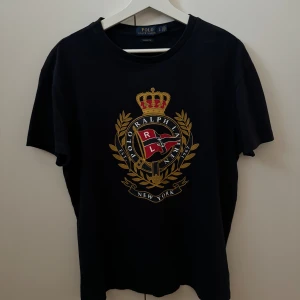 Polo Ralph Lauren t-shirts  - Säljer min t-shirt som är knappt använd, den är i nyskick och har väldigt bra kvalitet för ett otroligt bra pris!! Väldigt snygg inför sommaren