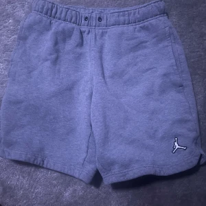Jordan shorts - I storlek S köpta på zalando för omkring 300-400 kr