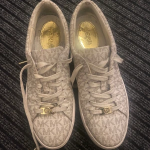 Skor - Säljer mina michael kors skor som är i bra skick, priset går att diskuteras