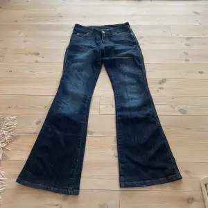 snygga utsvängda jeans i bra skick🤩 för små därför ingen bild på. strlk 27/32. skulle säga att de är mid waist