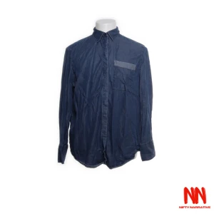 Acne Studios skjorta - Jeansskjorta Acne Studios. Storlek: 48/M. Skick: 7/10. För mer info, kontakta oss och kolla gärna in vår sida för fler plagg!