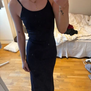 Långklänning  - Så fin marinblå långklänning, aldrig använd så i nytt skick