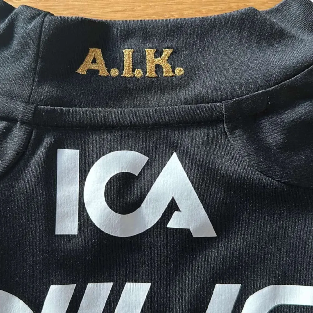 Skitsnygg AIK tröja, som ny. Peter Jihde, nummer 27. Från 2009. T-shirts.