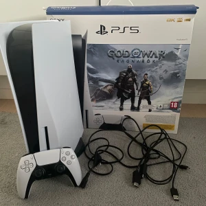 PS5  - Hej! Ja säljer nu mitt Ps5 för att den inte används längre. PS5an är 1år gammalt med 2,5 års garanti och köptes på dåvarande Media Mark för ca 9000kr. Fungerar i toppskick inga problem alls. Tillkommer orginal handkontroll,laddkabel,HDMI,strömkabel