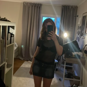 Nättröja - Intressekoll på min helmut lang nättröja. Nypris 2500 kronor. Säljer för 250 pga ett litet hål vid armhålan som ej syns 💗