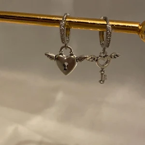 Örhängen - Handgjorda örhängen som säljs i par❤️