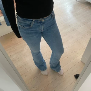 Zara low bootcut jeans  - Säljer dessa skitsnygga low rised Zara jeansen som är i nyskick💕Säljer då de inge kommer till användning längre!