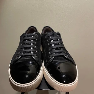 Lanvin  skor - Säljer ett par skitsnygga lanvins i färgen svart och glänsig toe box | Strl 43 sitter tts | Medföljer dustbag | pris kan diskuteras vid snabb affär